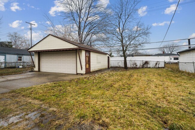 Building Photo - Charming Home in Warren