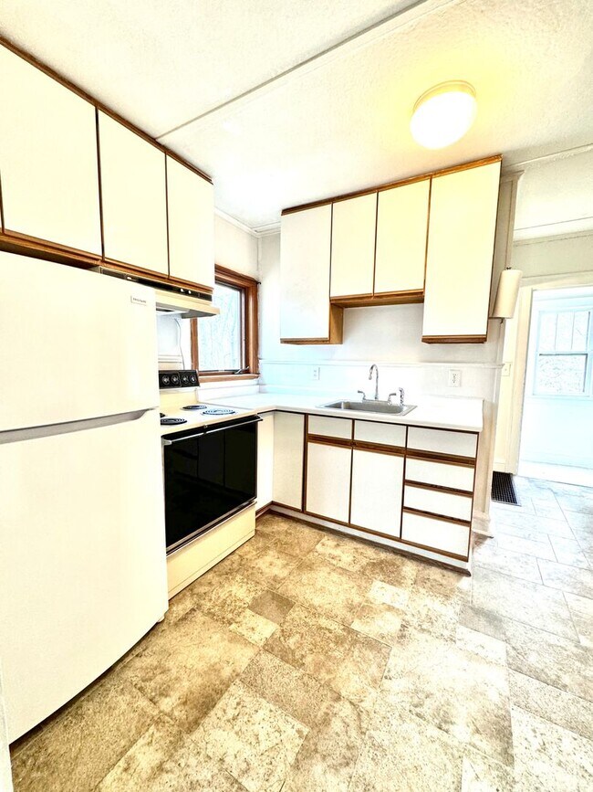 Foto del edificio - AVAILABLE Now - 2 BED, 1 BATH HOME