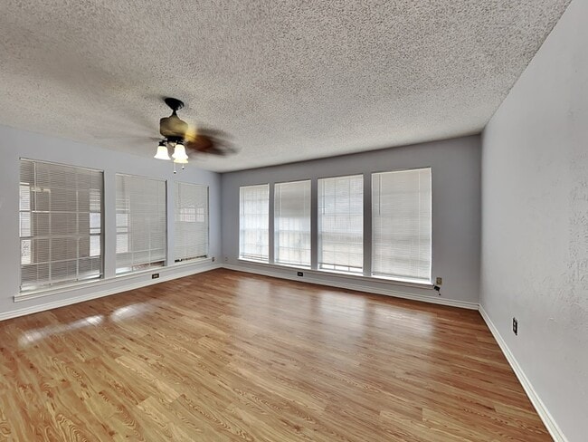 Foto del edificio - 7105 Rolling Fork Dr