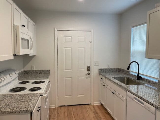 Foto del edificio - FULLY RENOVATED 3bd/1.5 bath HOME!!