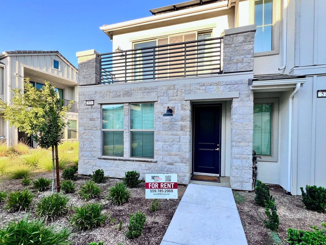 Foto principal - $2,395 Herndon & Peach, 2 Bedroom Townhous...