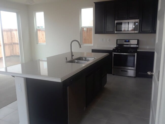 Building Photo - Centrally Located 3 Bedroom, 2.5 bath in gated community of Elk Grove