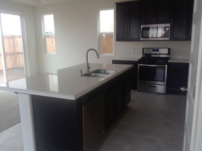 Foto del edificio - Centrally Located 3 Bedroom, 2.5 bath in gated community of Elk Grove