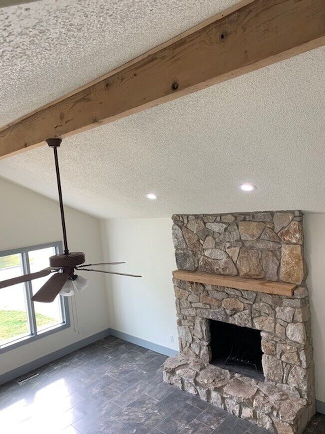 Foto del edificio - HICKORY RIDGE SUBDIVISION - 4 BEDROOM 3 BA...