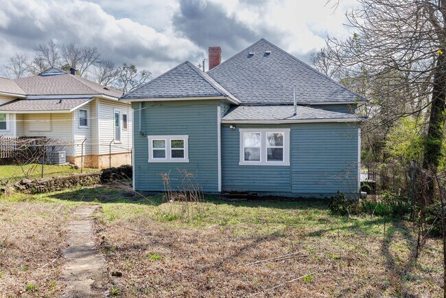 Foto del edificio - 3 Bedroom, 2 Bath in North Pratt