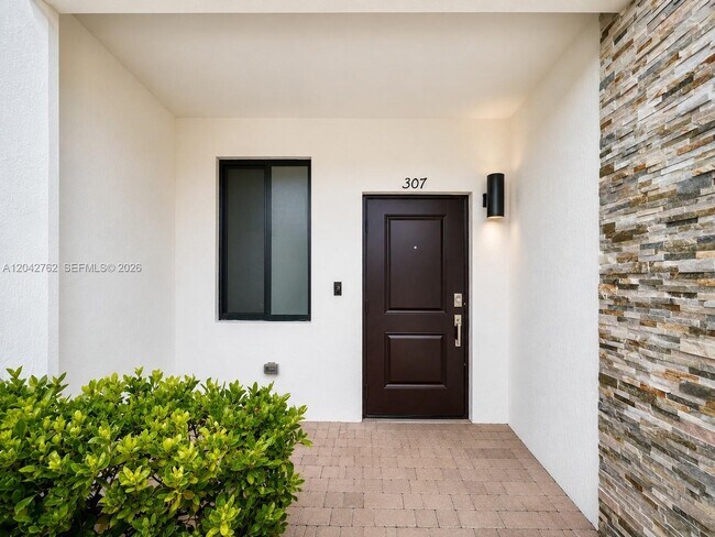 Foto del edificio - 307 NE 208th Terrace