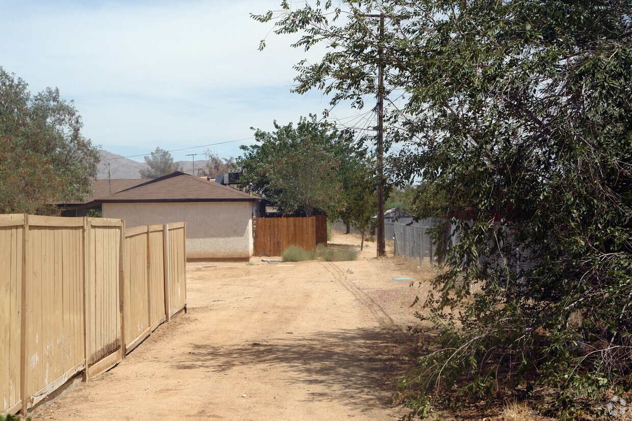 Building Photo - 21005 Little Beaver Rd