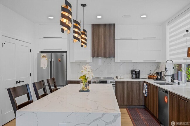 Building Photo - Commuter Dream Location - Almost New 4 Bed...