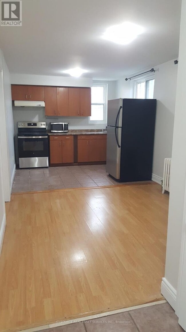 Photo du bâtiment - 44-44 Bartonville Ave W