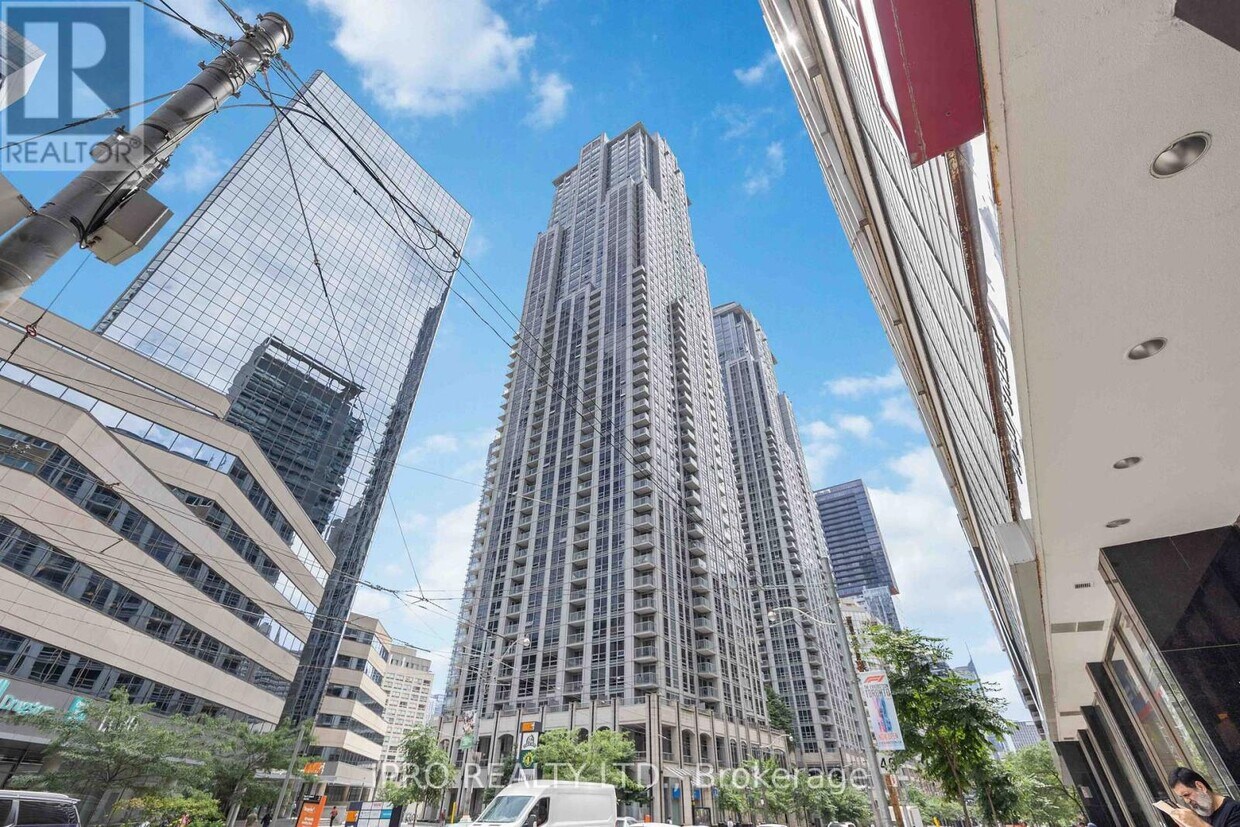 Photo principale - 763-763 Bay St.