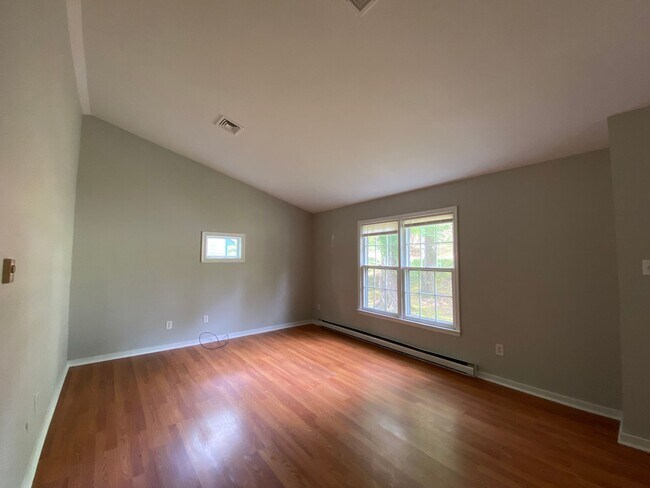 Foto del edificio - Spacious 3 BD, 1.5 BA Rancher off Brook Road Available in July