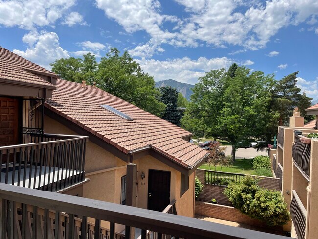 Villa del Prado – come home to South Boulder living! - 4475 Laguna Pl