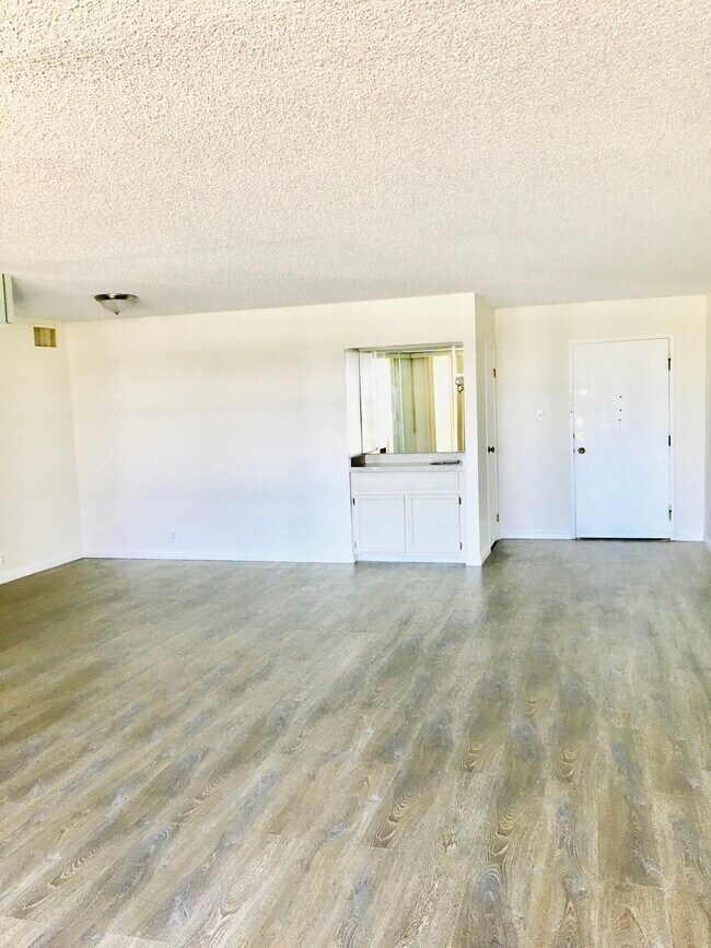 Building Photo - 730 S Royal Crest Cir