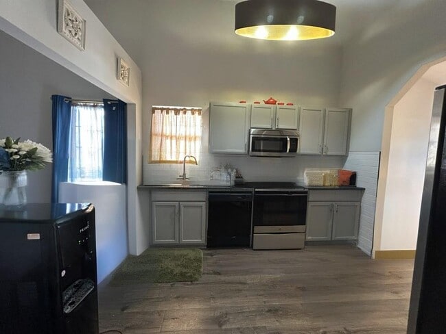 Foto del edificio - 6031 Ambassador Dr