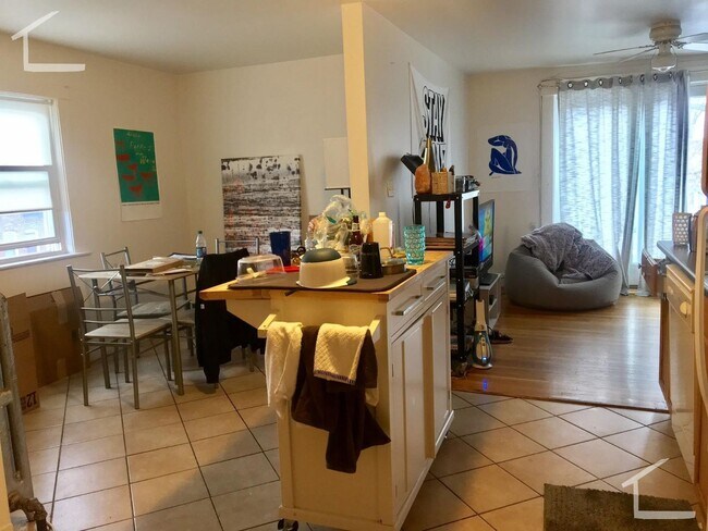 Photo - Nicely located 3 bed near the Green Line a... House