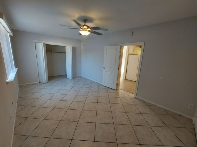 Building Photo - Cute 3 bedroom with private backyard!