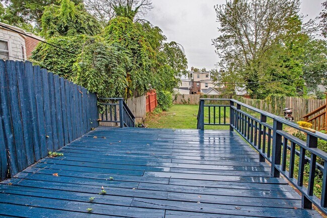 Foto del edificio - Cool Springs townhome featuring 2 Bedrooms...