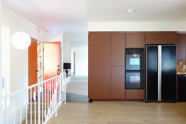 Foto del edificio - 702 Cavanagh Rd
