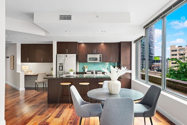 Foto del edificio - Bright Corner 1Bed/1Bath Condo in the Heart of Downtown Seattle!