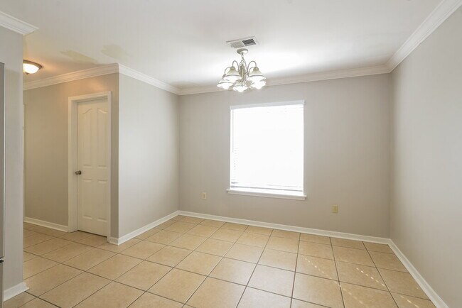 Foto del edificio - 7165 Redfern Dr