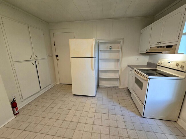 Foto del edificio - Cozy Lenoir 2/1 Bungalow with Fenced Yard ...