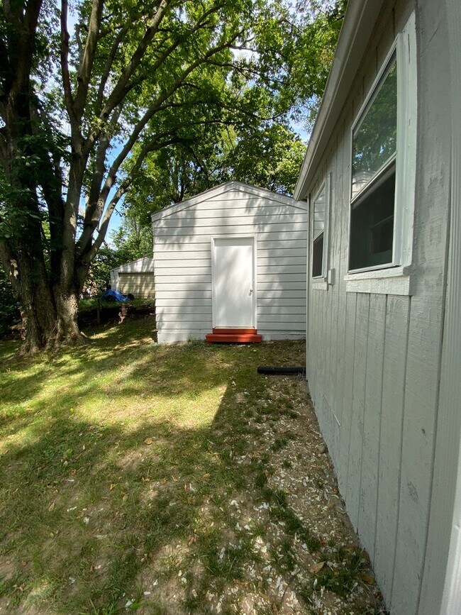 Foto del edificio - 2 Bedroom on the East Side - Fenced In Bac...