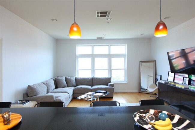 Building Photo - 1300 Grand St