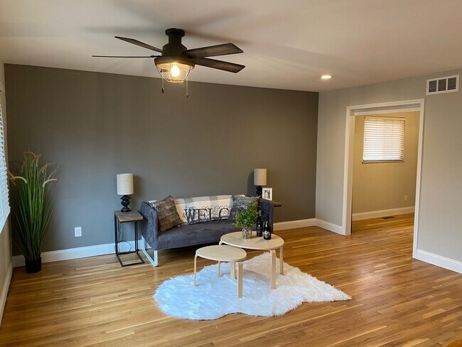 Foto del edificio - Wonderful Home for Rent in the Heart of the Hill!