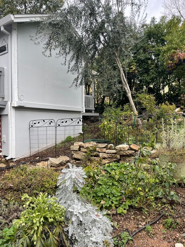 Foto del edificio - Quaint 2 Bedroom, 1 Bath House: Steps Away from Historic Old Town Auburn