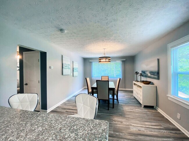 Foto del edificio - 3 Bed and 1 Bath Colonial for Rent in Oakwood Villiage!