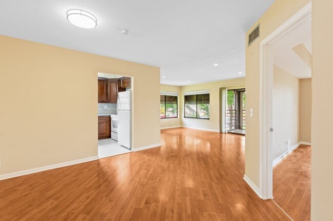 Building Photo - 5040 Rose Hill Dr