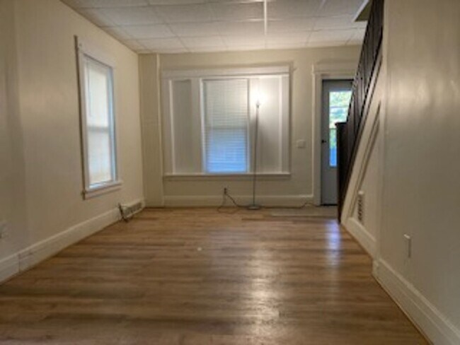 Foto del edificio - 86-88-88 Baycliff Dr