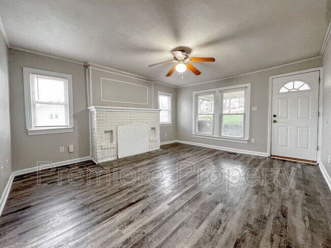 Building Photo - 4418 N Cypress Ave