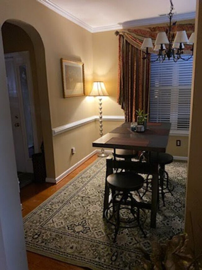 Foto del edificio - Charming 4-Bedroom 2.5 Bathroom Home locat...