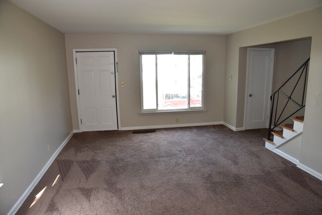 Building Photo - 2 bedroom town home!