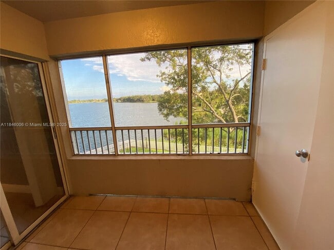 Building Photo - 2803 N Oakland Forest Dr