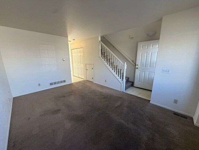 Foto del edificio - 2 Bed 1.5 Bath Townhouse End Unit in North Central Loveland