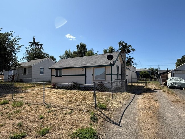 Building Photo - 1 Bed 1 Bath home with fenced yard and a s...