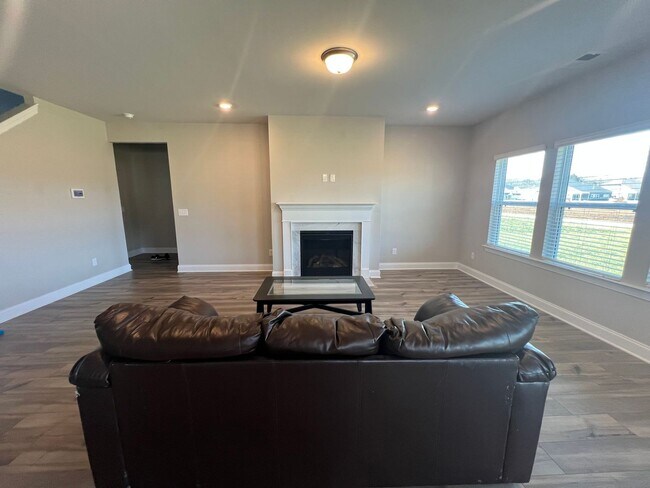 Foto del edificio - Spacious 5 Bedroom, 4 Bathroom + Bonus & O...