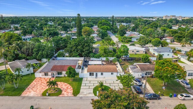 Foto del edificio - 6135 NW 24th Ct