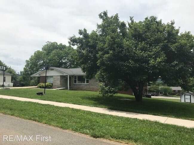Building Photo - 3 br, 2 bath House - 407 W. College Ave.