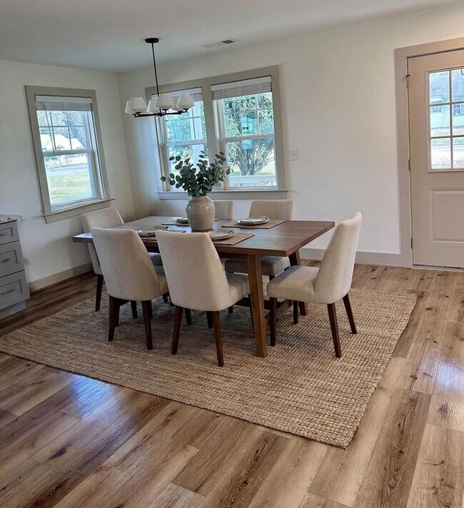Foto del edificio - Newly Built Home minutes from Downtown Madison