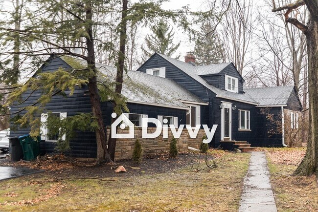Building Photo - 145 N Strawberry Ln