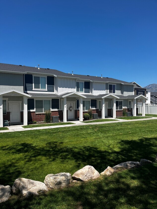 Haven Cove Townhomes Apartments in West Haven, UT