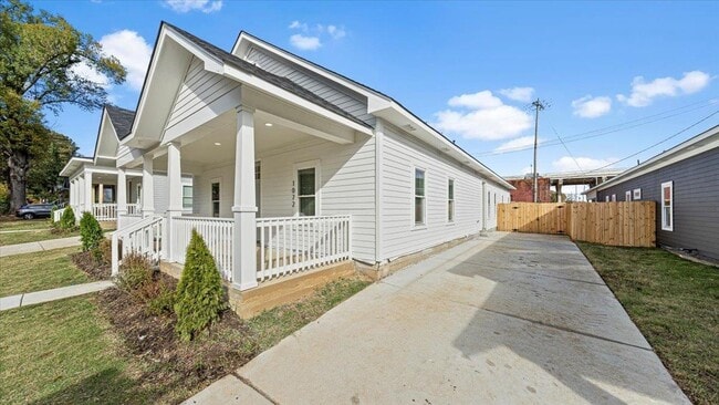 Building Photo - 1072 Bruce St