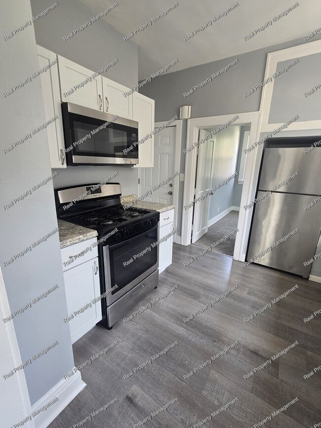 Building Photo - Two Bedroom Main Floor Apartment