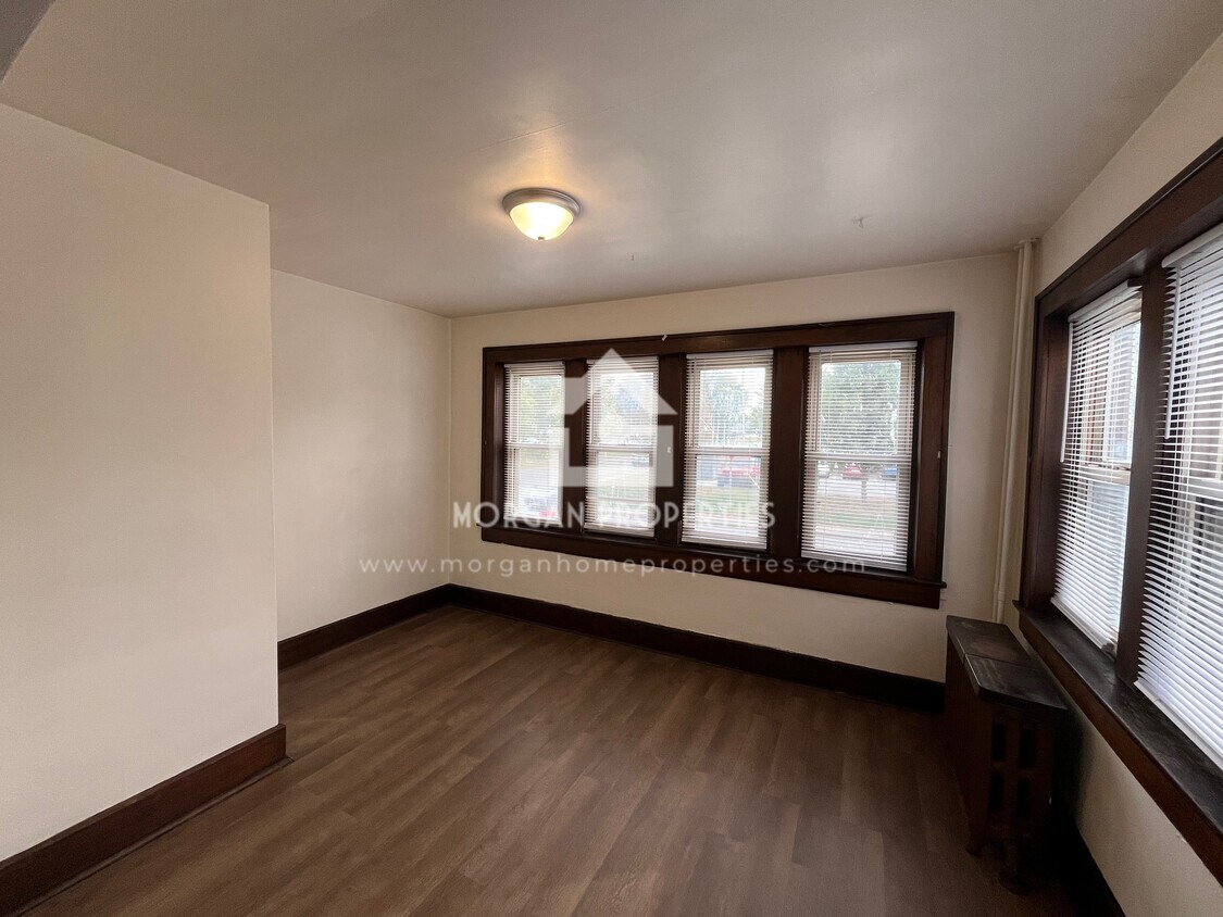 Foto principal - 330 E 12th St