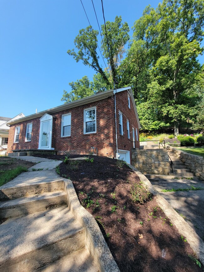 Building Photo - 454 Forest Cir