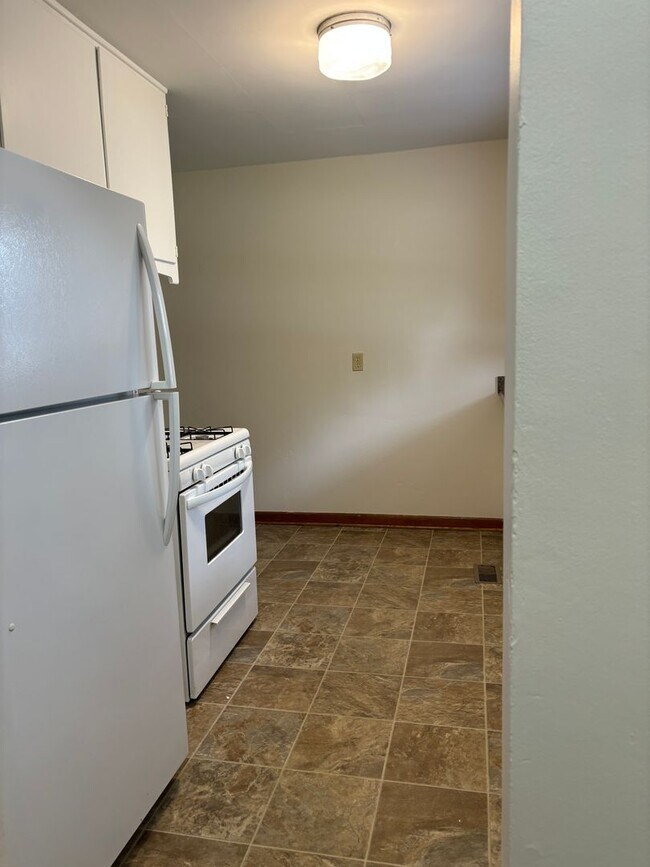 Building Photo - Roundtree Cutie - Move in ready