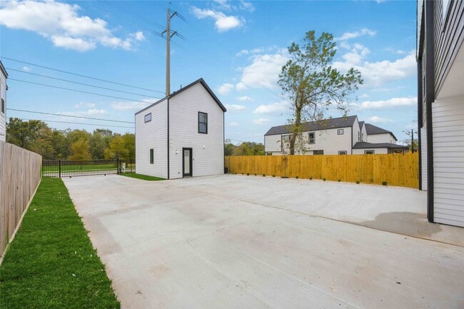 Building Photo - 9019 Comal St